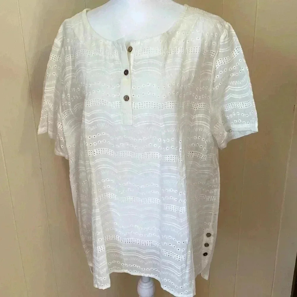 Woman’s White Eyelet Short Sleeve Top Shirt in Plus Size XXL.